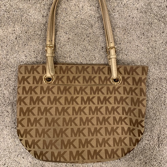 Michael Kors Handbags - Michael Kors purse with gold strap Michael Kors Handbags - Michael Kors purse with gold strap